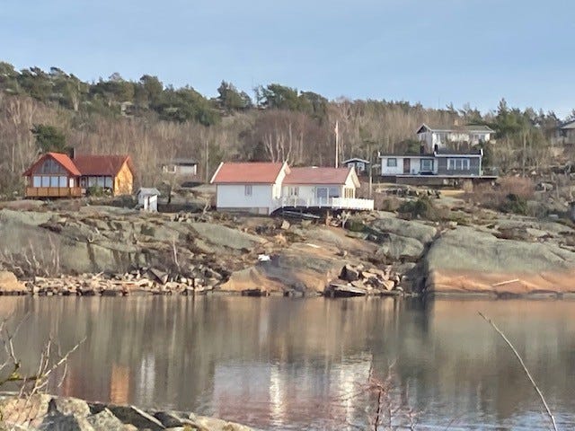 Hytta sett fra veien mot Hvaler. Galleribilde