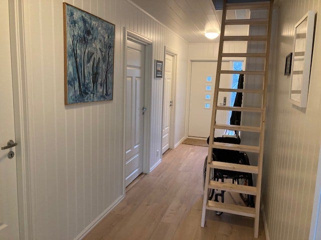 Gang med trapp/stige til hemsen. Galleribilde