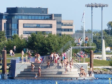 Koigen badestrand med stupetårnet. Hamar sentrum i bakgrunnen. Galleribilde