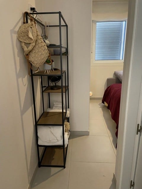 Liten gang til hovedsoverom med eget bad Galleribilde