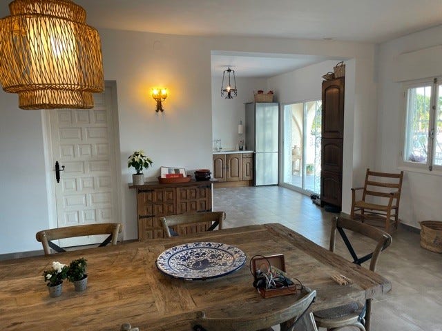 Spisestue mot kjøkken Galleribilde