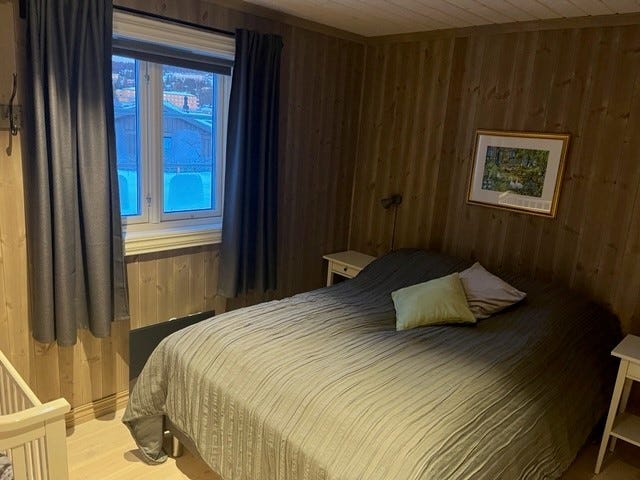 2 like soverom nede, ett med bad Galleribilde