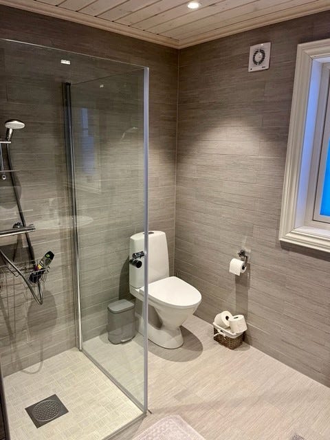 To nesten like bad Galleribilde