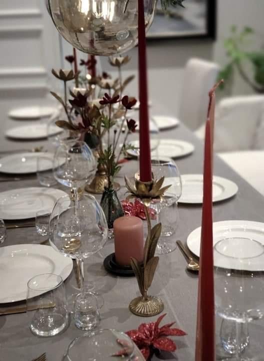 Festbord kan dekkes opp ved avtale. To ileggsplater gir 320 cm bord. Galleribilde