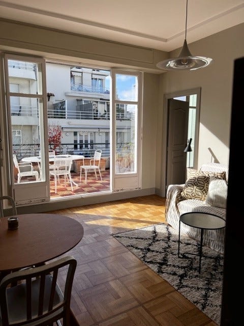 Store vindusflater gir herlig lys inn i leiligheten. Galleribilde