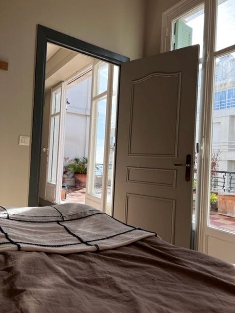 Soverommet har utsikt over både terrassen og havet. Galleribilde