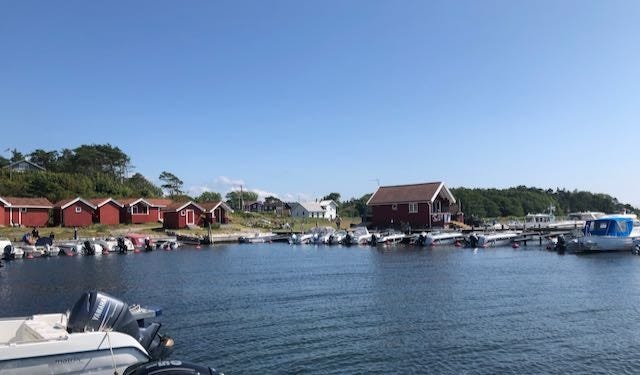Fine bademuligheter ved brygga på Nedgården. Både sandstrand for de små og bryggebading for de større. Stranda ligger a 100 meter fra leiligheten. Galleribilde