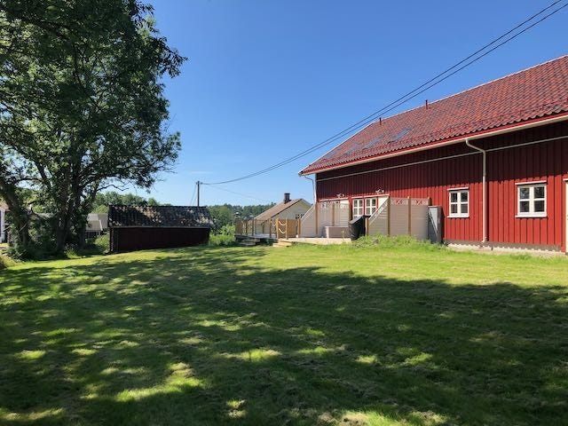 Stor gressplen for ballspill og andre leker Galleribilde