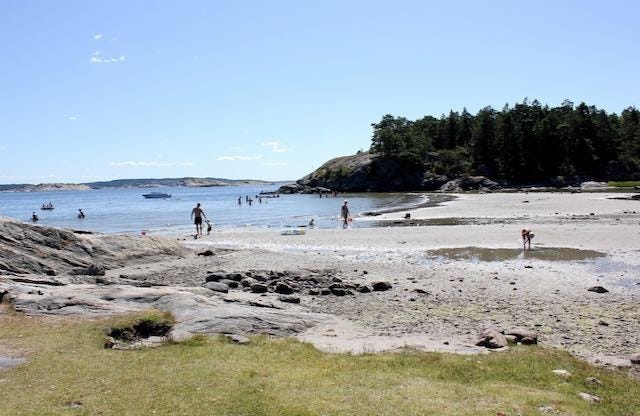Stor badestrand i Stuevika, med stor sandstrand, langrundt for barna. Stort gressområde for picknik. Galleribilde