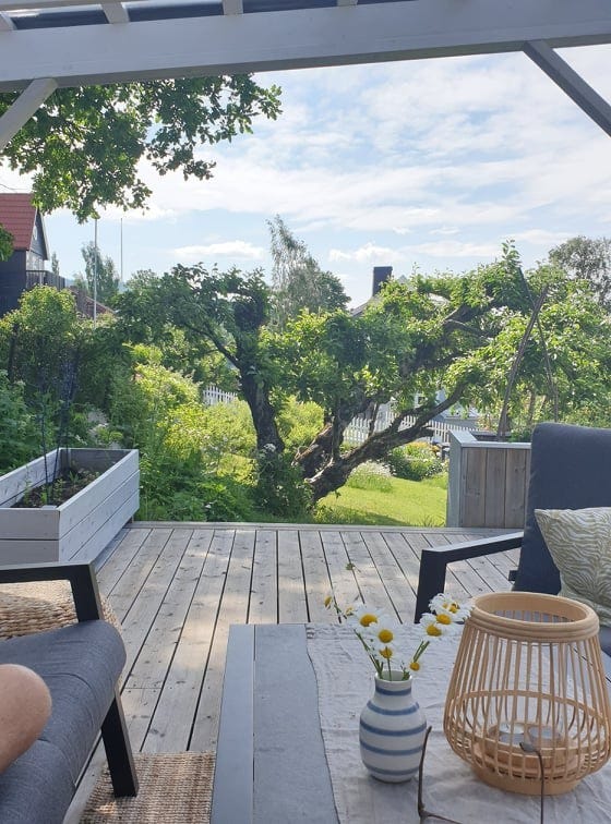 Uteplass med hagemøbler og tak Galleribilde