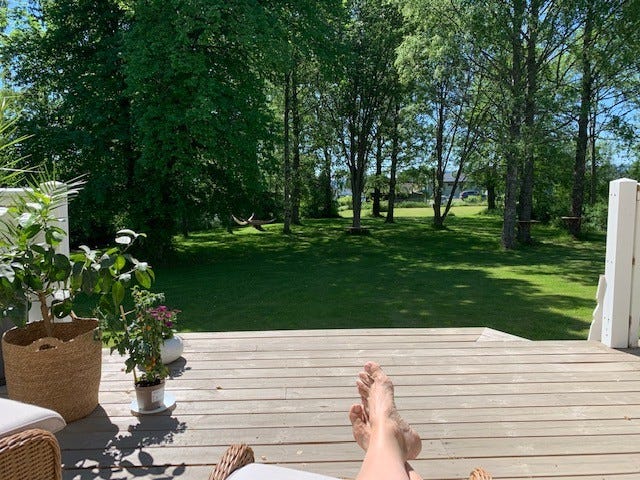 Solfylt terrasse ut mot hagen. Galleribilde