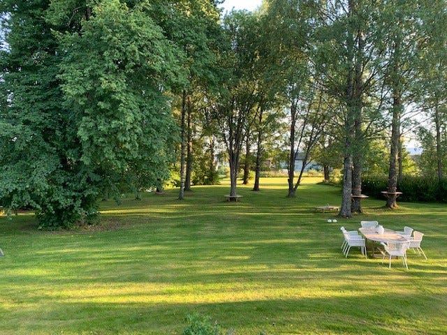 Stort park/ hageområde med gamle ærverdige trær, hengekøyer, volleyballnett, trampoline, mini-fortballbane etc. Sti ned til sandstrand.. Galleribilde