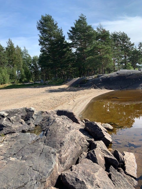 Kalvhella badestrand med fellesgriller, fem minutter til fots fra huset. Galleribilde
