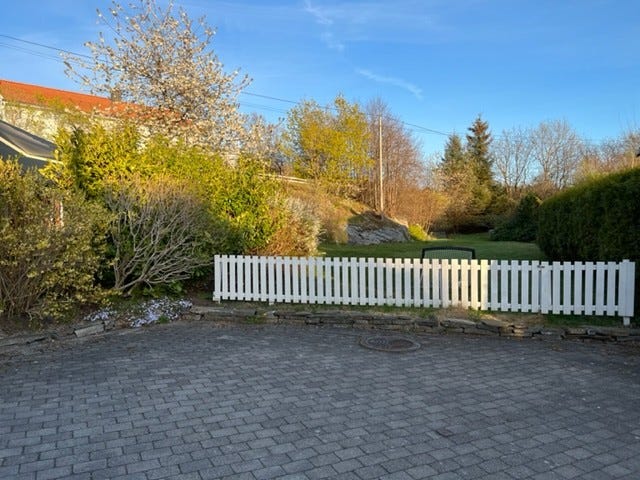 God plass til parkering, inngjerdet hage Galleribilde