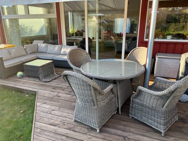 Terasse med utemøbler og grill Galleribilde