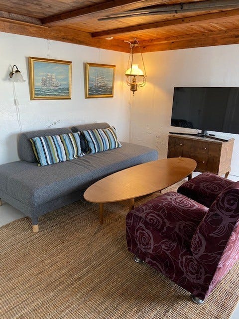 Stue i sokkeletasjen med sovesofa 90 cm bredde Galleribilde