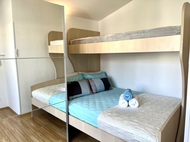Soverom 2 har familiekøye med plass til 3, egen aircondition og skyvedørsgarderobe. Samt egen balkong med morgensol Galleribilde