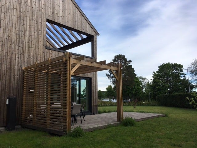 Private terrasse og stor hage gir deg den ultimate avslapningsopplevelsen. Galleribilde