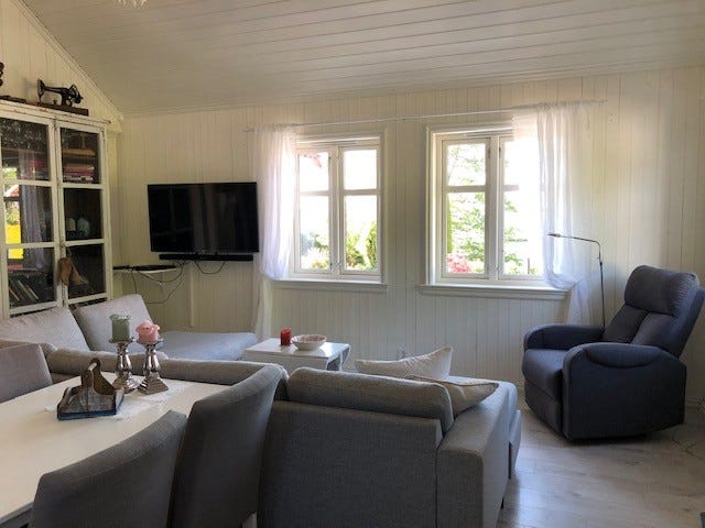 Stue med vinduer mot hagen og vannet Galleribilde