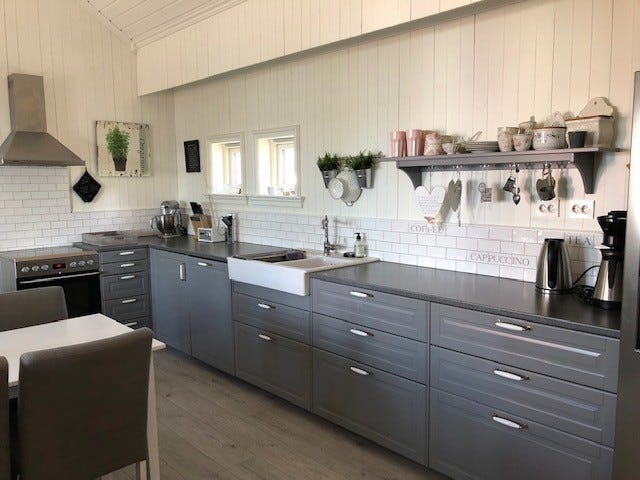 Koselig kjøkken med stort kjøleskap/fryser Galleribilde