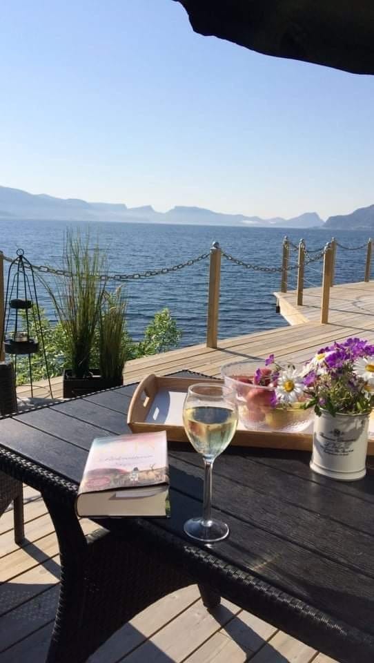 Kos deg med en god bok eller bare nyt været Galleribilde