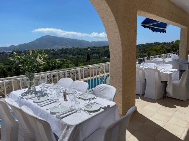 Frokostterrassen har plass til 5 bord (innleid for anledningen) Galleribilde