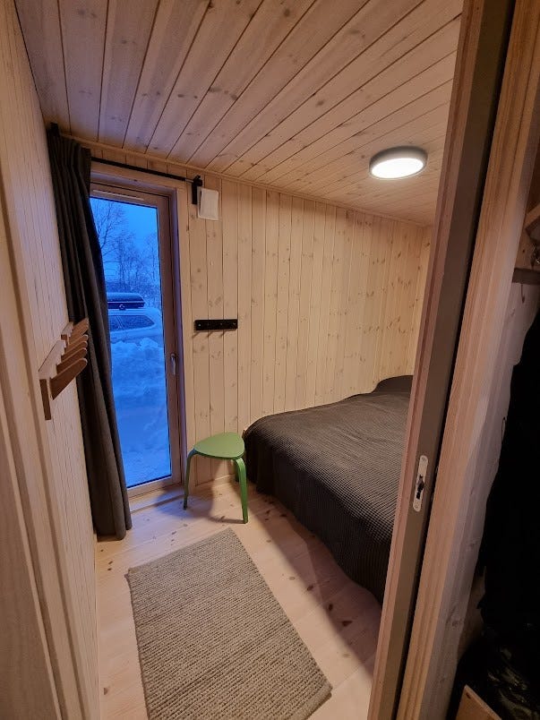 Soverom 2 nede med 150cm plassbygd seng Galleribilde