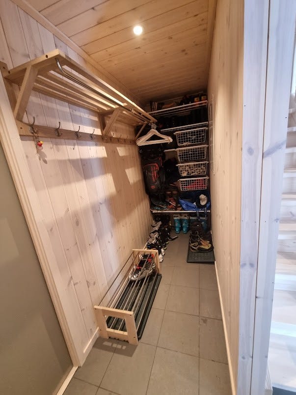 Praktisk garderobe i gang Galleribilde