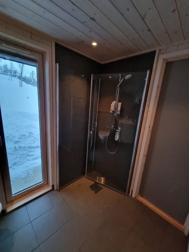 Bad 1 med vindu med plissegardin Galleribilde
