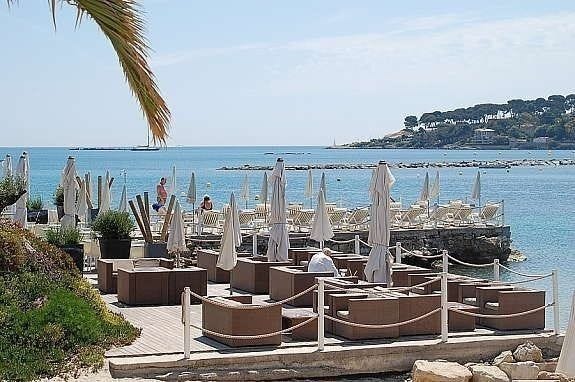 Plage Royal. Deilig lunsj restaurant. Leie av solsenger og parasoller, samt strand håndklær Galleribilde