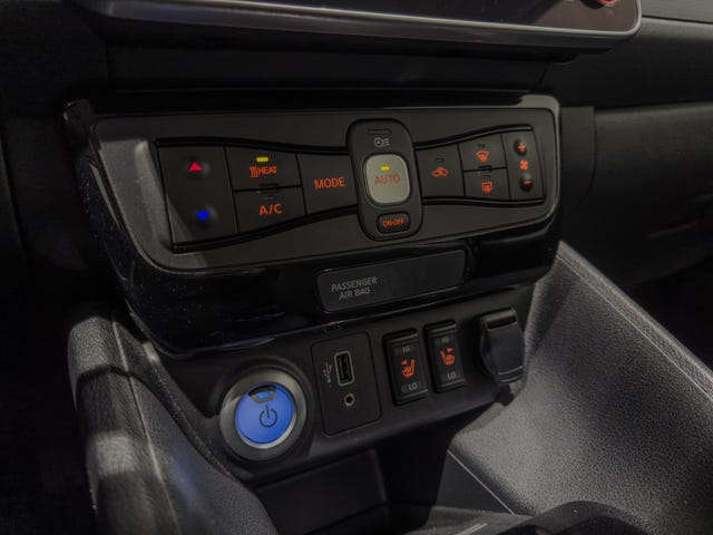 2020 NISSAN LEAF - 25