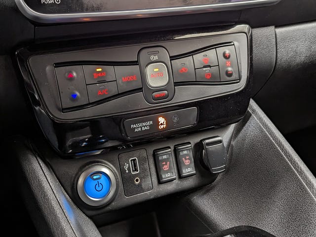 2020 NISSAN LEAF - 24