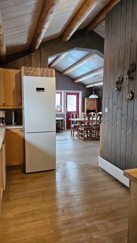 Kjøkken med stue i bakgrunn Galleribilde