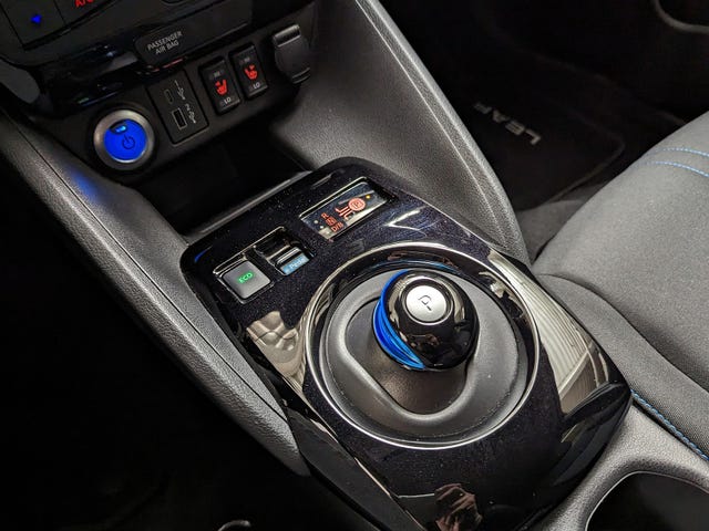 2022 NISSAN LEAF - 21