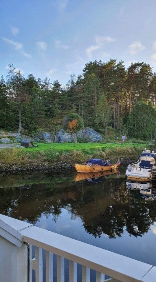utsikten fra terrassen. Kveldssol og ta et bad fra terassen. Galleribilde