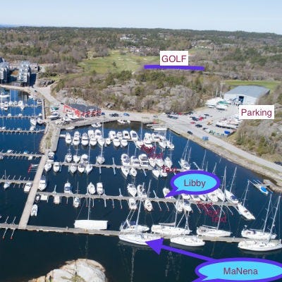 Her ligger hyttebåtene å venter på dere, ytterst ved Strømstad Marina. Flotte plasser ! Griller på land ! Galleribilde