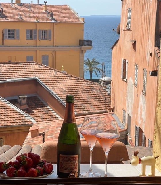 Utsikt fra leiligheten - men bare 4 minutters gåavstand, så er du på stranden eller så kan du velge å fortsette i sval luft med et glass rosé og sødmefulle jordbær å nyte utsikten - litt til. Galleribilde