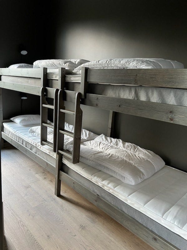 2 køyesenger .4 sengeplasser .
Gode senger 90 cm bredde . Galleribilde