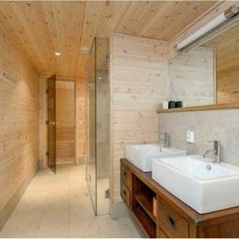 Bad med badstue i kjelleretasje, dusj og badekar Galleribilde