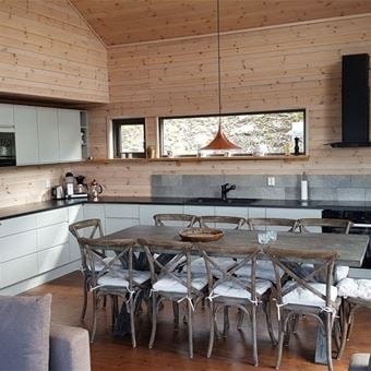 Kjøkken, spisebord med plass til 10 rundt bordet Galleribilde