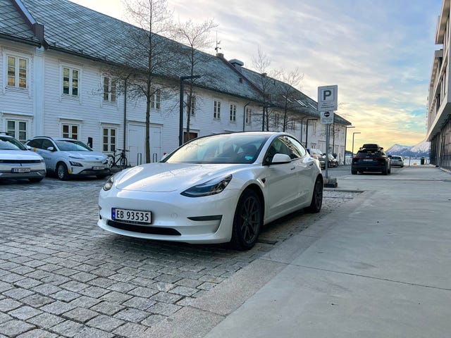 5YJ3E7EB1MF834237 2021 TESLA MODEL 3-2