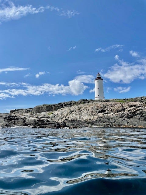 Ligger i nærheten av Lille Torungen fyr. Utsikt til fyret fra eiendommen. Galleribilde