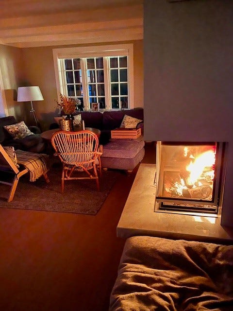 Hovedhus, stue med peis Galleribilde