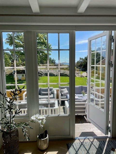 Terrasse og utemøber ved hovedhuset Galleribilde