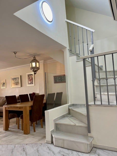 De to etasjene byr på stillhet og flere private rom Galleribilde