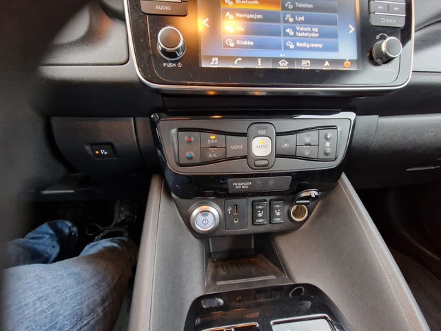 2018 NISSAN LEAF - 32