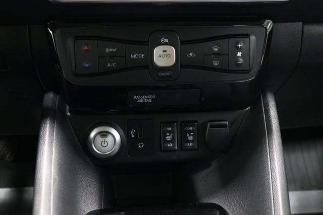 2018 NISSAN LEAF - 30
