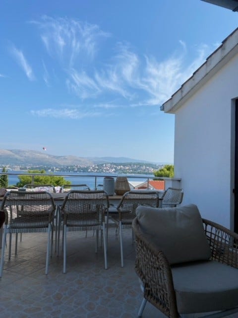 Terrasse med spisebord plass til 10 Galleribilde