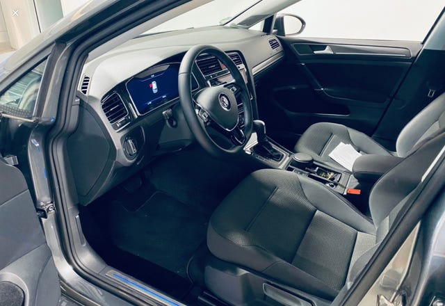 WVWZZZAUZJW911842 2018 VOLKSWAGEN GOLF-3