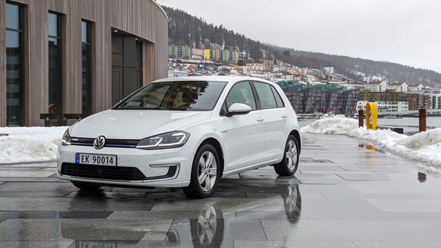 WVWZZZAUZJ8908142 2018 VOLKSWAGEN GOLF-1